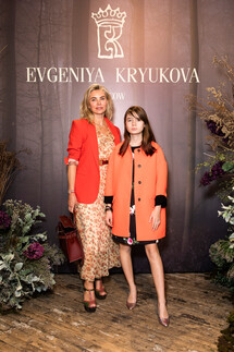 Евгения Ветрогон с дочкой на показе Evgeniya Kryukova Осень 2018 Couture